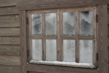 деревянное окно в зимнее время