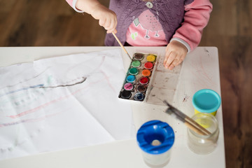 Dziecko bawi się farbami - obrazy, fototapety, plakaty