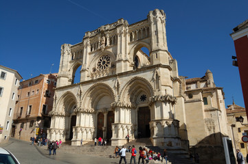 Fototapeta na wymiar Catedral de Cuenca en la Plaza Mayor
