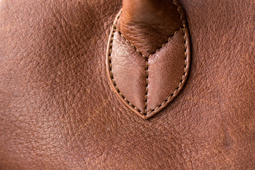 фрагмент коричневой сумки из натуральной кожи