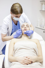 Obraz na płótnie Canvas Woman receiving Botox injection