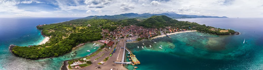 Fototapeten Luftpanorama der tropischen Lagune und des Seehafens in der Stadt Padang Bai, Bali, Indonesien © Dudarev Mikhail