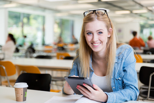 Studentin beim Lernen mit Tablet