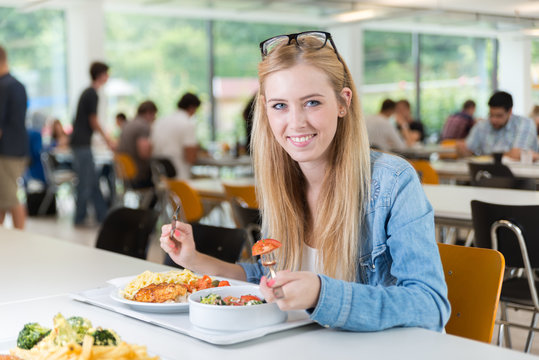 Studentin isst in Mensa
