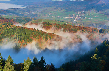 Pienińskie jesienne krajobrazy we mgle, wieś Zagroń
