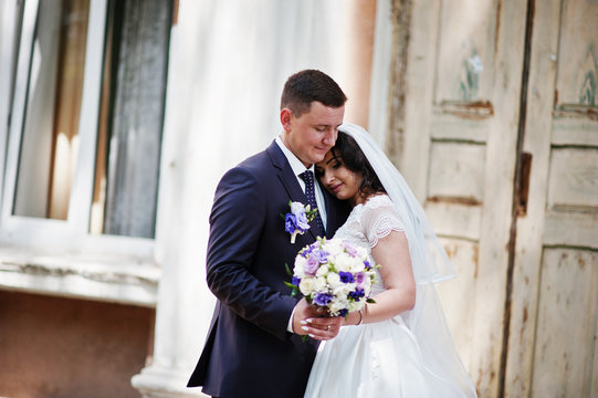 Solid Wedding Couple Background Old Building With Columns.