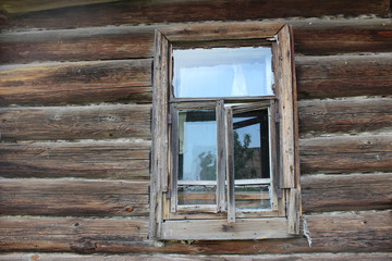 Obraz na płótnie Canvas window in a wooden house