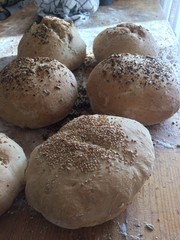 Lavorazione di panini artigianali ai cereali