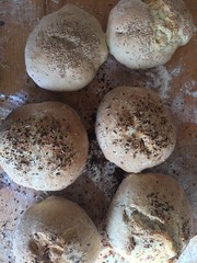 Lavorazione di panini artigianali ai cereali