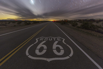 Panneau routier historique de la route 66 tard dans la nuit dans le désert de Mojave en Californie.