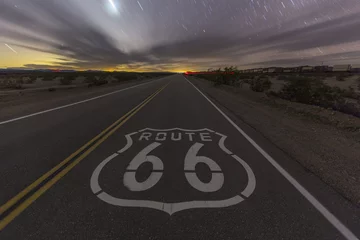 Cercles muraux Route 66 Panneau routier historique de la route 66 tard dans la nuit dans le désert de Mojave en Californie.