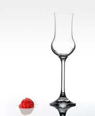 Himbeere neben Schnapsglas