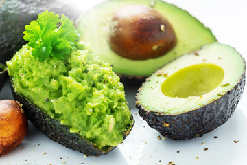 Avocados, aufgeschnitten und gefüllt mit Avocadoreme