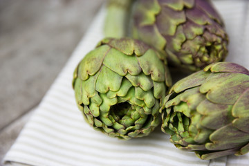 Obraz premium artichokes on wooden board