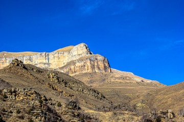 Горный пейзаж, вид на высокие скалы, природа Северного Кавказа