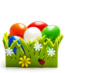 Osternest vor einen weißen Hintergrund