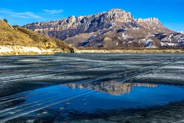 красивый вид на горное озеро, отражение гор в воде, весенний пейзаж, природа Северного Кавказа