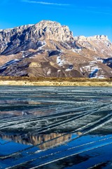 красивый вид на горное озеро, отражение гор в воде,...