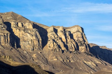 Горный пейзаж, вид на высокие скалы, природа Северного Кавказа