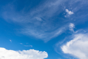 Obraz premium blue sky background with tiny clouds