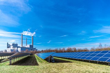 Solaranlage unter Sonnenstrahlen neben einem HKW
