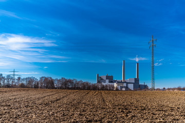 Heizkraftwerk am Land plus Stromtrasse