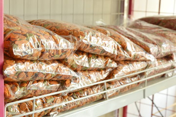 dry dog food plastic bag packing for sale in pet shop shelf