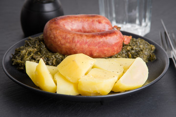 Grünkohl mit Mettwurst und Kartoffeln.