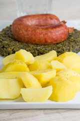 Grünkohl mit Mettwurst und Kartoffeln.