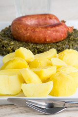Grünkohl mit Würstchen und Kartoffeln.