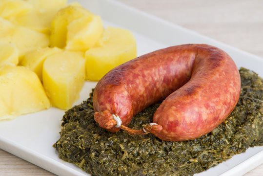 Gr&uuml;nkohl mit Mettwurst und Kartoffeln.