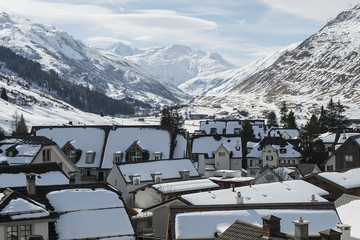Blick über die verschneiten Dächer von Andermatt, Uri, Schweiz