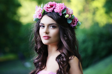 Naklejka premium Beautiful Girl with Spring Flowers Outdoor