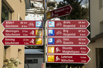 Verkehrschilder für Fahrradtouren in Andermatt, Uri, Schweiz