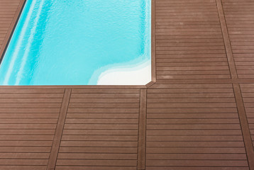 Fototapeta na wymiar piscine et terrasse en bois