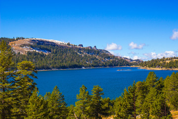 Fototapeta na wymiar Mountain Lake In Fall In Sierra Nevada Mountains