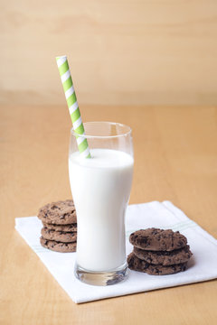 vaso de leche y galletas de chocolate