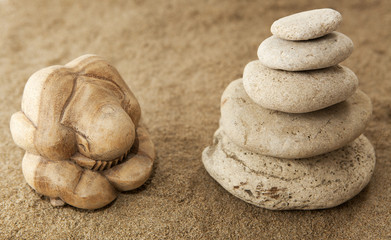Fototapeta na wymiar yoghi méditation et galet zen en équilibre