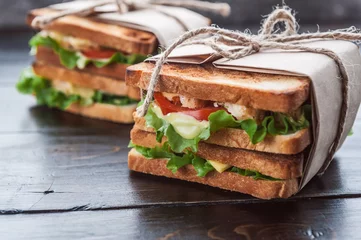 Foto op Plexiglas Snackbar heerlijk huisgemaakt broodje in rustieke stijl