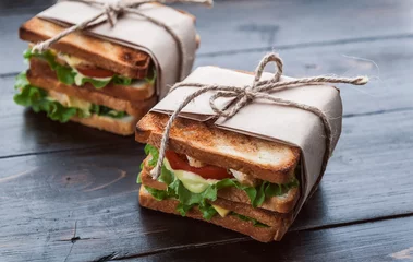 Foto auf Acrylglas leckeres hausgemachtes Sandwich im rustikalen Stil © Mikhaylovskiy 