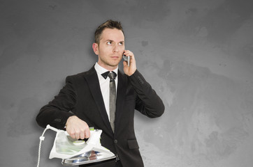 Uomo di successo faccende domestiche