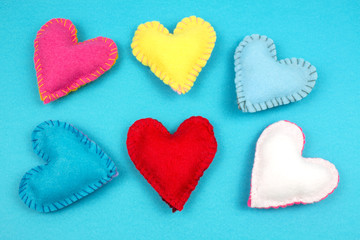 Corazones de fieltro