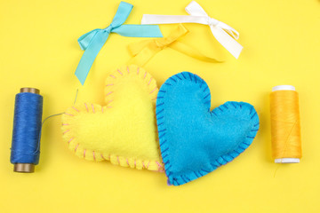 Corazones de fieltro