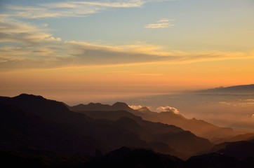 Fototapeta premium Sylwetki gór przy zmierzchem, od szczytu Gran Canaria, wyspy kanaryjska