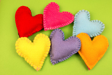 Corazones de fieltro