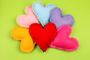 Corazones de fieltro