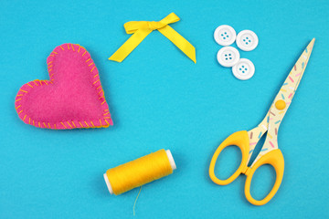 Corazones de fieltro