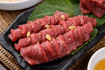 korean style raw beef sashimi