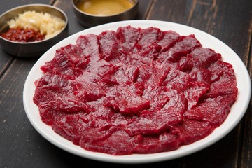  Korean-style raw beef sashimi