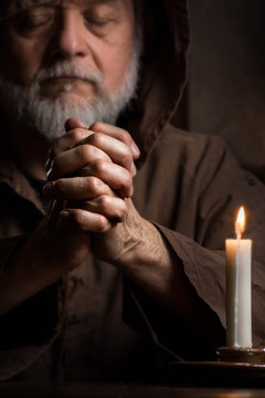 Mann, Mönch im Gebet
